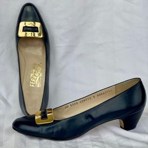Classic Women’s Ferragamo navy pumps Sz. 9A narrow